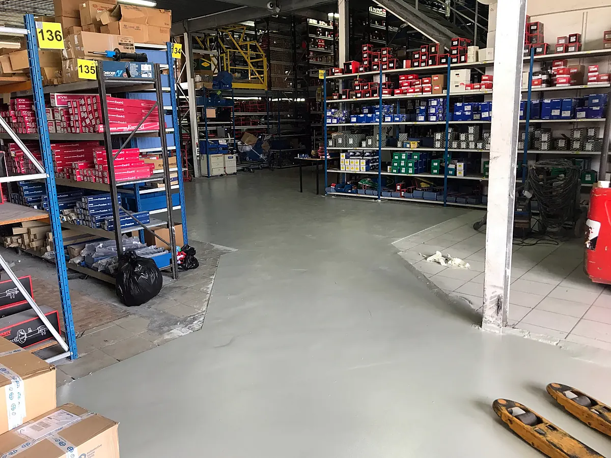 Magasin après pose d’une résine sur le carrelage