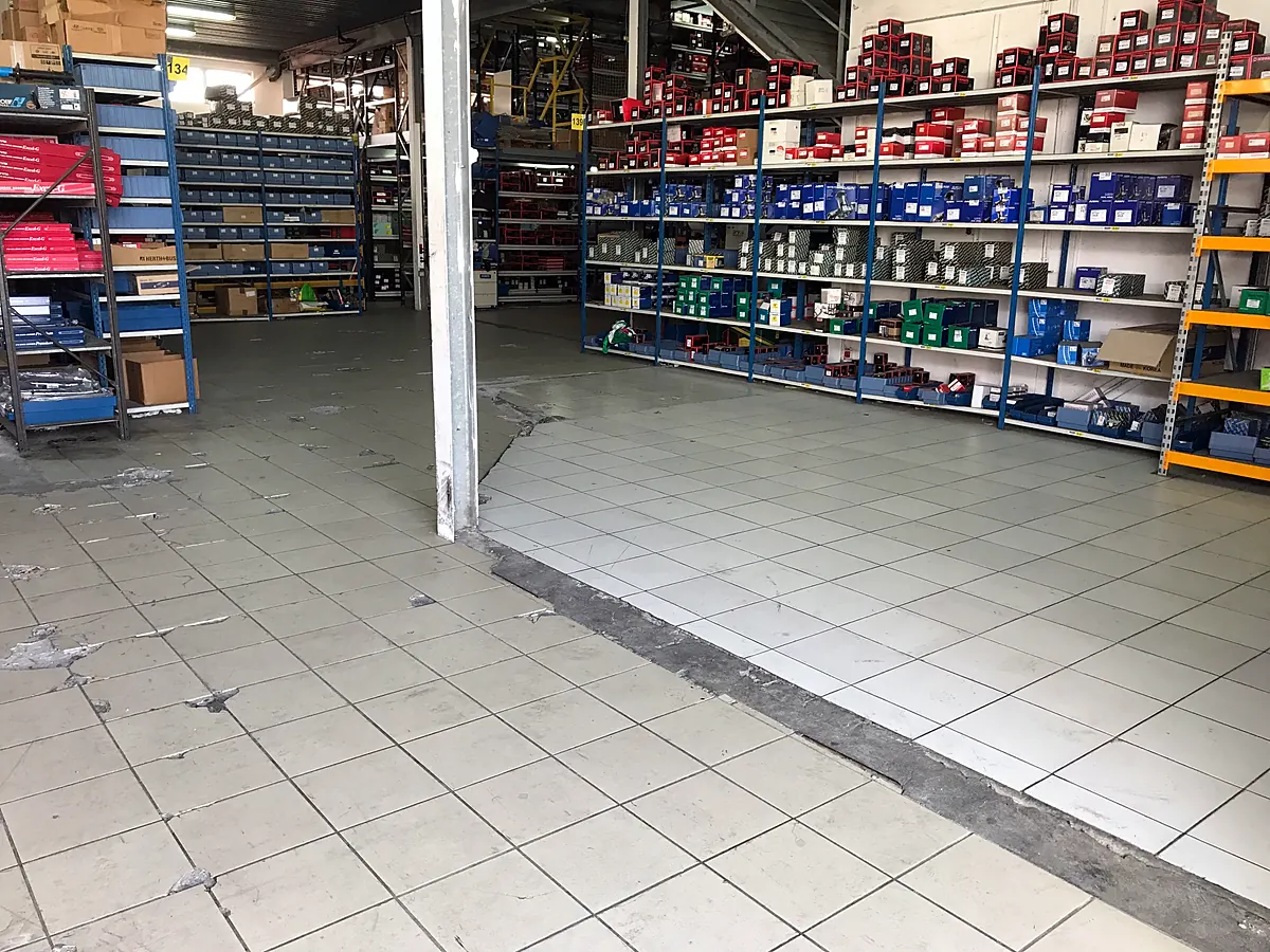 Ancien carrelage abîmé avant pose de résine Ancien carrelage abîmé avant pose de résine