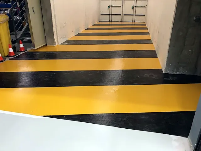 Marquage au sol en bandes de sécurité jaunes et noires