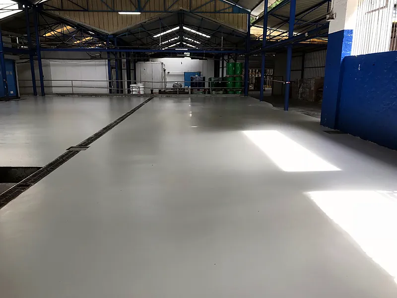 Revêtement de sol industriel gris dans une usine de 300 m²