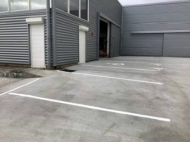 Parking en béton avec marquage des places
