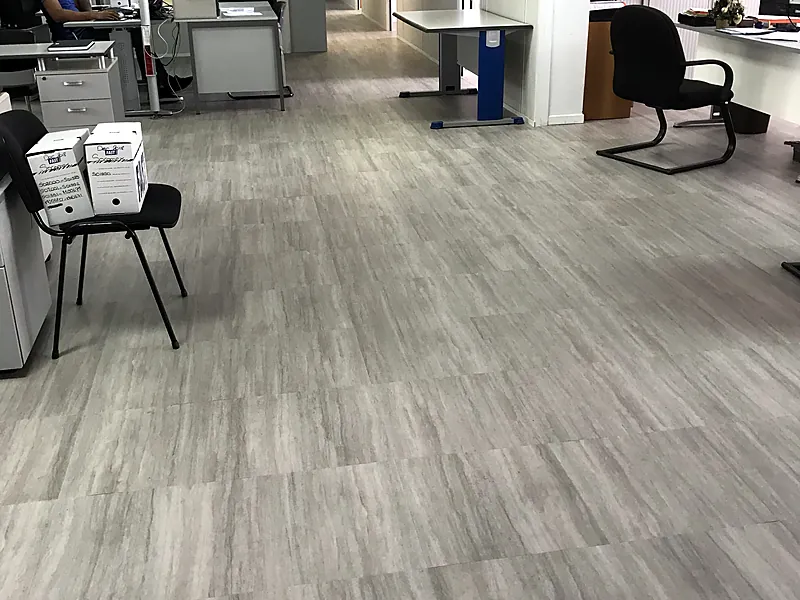 Sol PVC en dalles imitation bois dans un bureau
