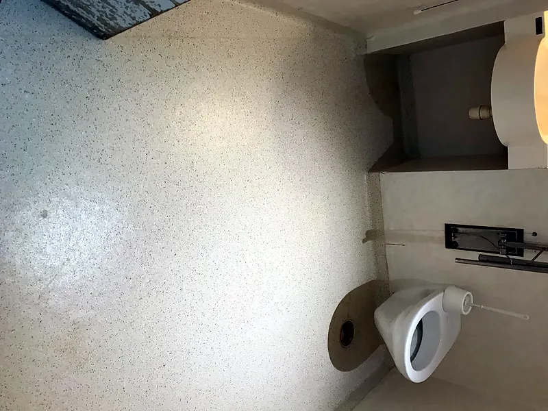 Salle de bains avec sol souple posé